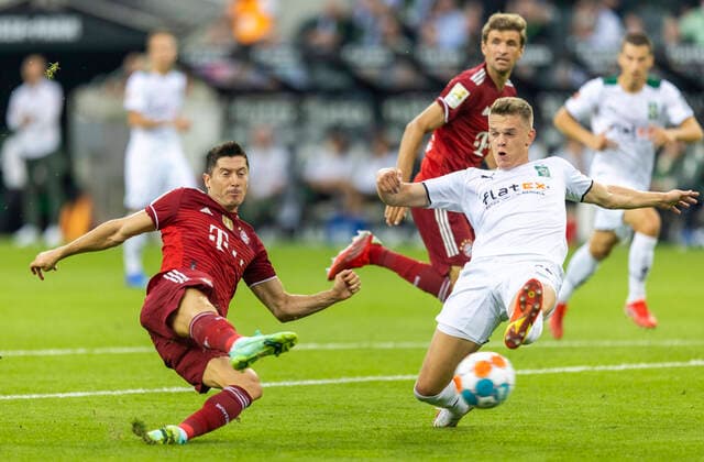 Sport Themen der Woche KW32 Sport Bilder des Tages Robert Lewandowski (Muenchen), Matthias Ginter (BMG) Borussia Mönchengladbach - FC Bayern München 13.08.2021, Fussball; 1. Bundesliga, Saison 2021 22 Foto: Moritz Müller