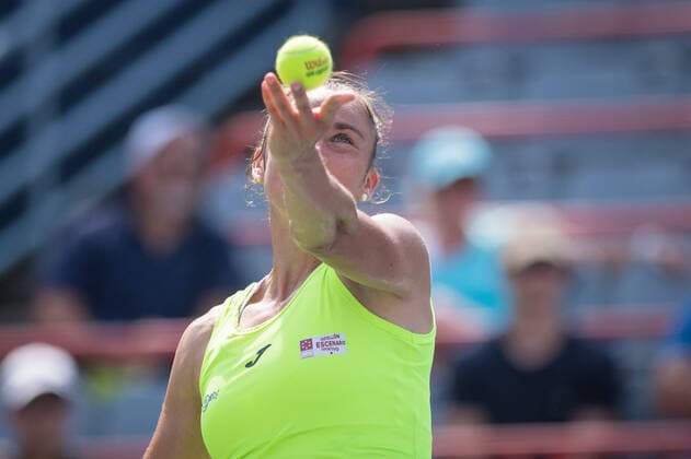 MONTREAL, QC - AUGUST 13: Sara Sorribes Tormo from Spain cserves the ball during the quarterfinals of the WTA, Tennis Damen National Bank Open match on August 13, 2021 at IGA Stadium in Montreal, QC(Photo by Vincent Ethier Icon Sportswire) TENNIS: AUG 13 National Bank Open Icon2108130840