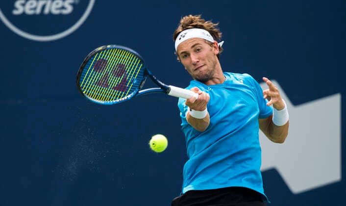 (210814) -- TORONTO, Aug. 14, 2021 -- Casper Ruud of Norway returns the ball against Stefanos Tsitsipas of Greece during the quarterfinals of men s singles match at the 2021 National Bank Open in Toronto, Canada, on Aug. 13, 2021. (Photo by Xinhua) (SP)CANADA-TORONTO-TENNIS-NATIONAL BANK OPEN-MEN S SINGLES-QUARTERFINALS ZouxZheng 
