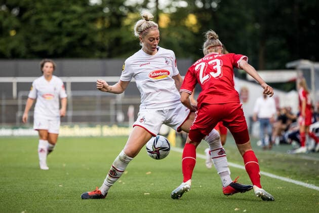 Testspiel, 1. FC Koeln Frauen - FC Twente Vrouwen; 13.08.2021 Sharon Beck ( 10, 1. FC Koeln), Lysanne Van der Wal ( 23, FC Twente Vrouwen) Testspiel, 1. FC Koeln Frauen - FC Twente Vrouwen, Franz-Kremer-Stadion DFL REGULATIONS PROHIBIT ANY USE OF PHOTOGRAPHS AS IMAGE SEQUENCES AND OR QUASI-VIDEO. Copyright: xBEAUTIFULxSPORTS Wunderlx