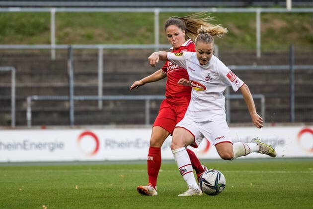 Testspiel, 1. FC Koeln Frauen - FC Twente Vrouwen; 13.08.2021 Marisa Olislagers ( 5, FC Twente Vrouwen), Weronika Zaistowska ( 24, 1. FC Koeln) Testspiel, 1. FC Koeln Frauen - FC Twente Vrouwen, Franz-Kremer-Stadion DFL REGULATIONS PROHIBIT ANY USE OF PHOTOGRAPHS AS IMAGE SEQUENCES AND OR QUASI-VIDEO. Copyright: xBEAUTIFULxSPORTS Wunderlx
