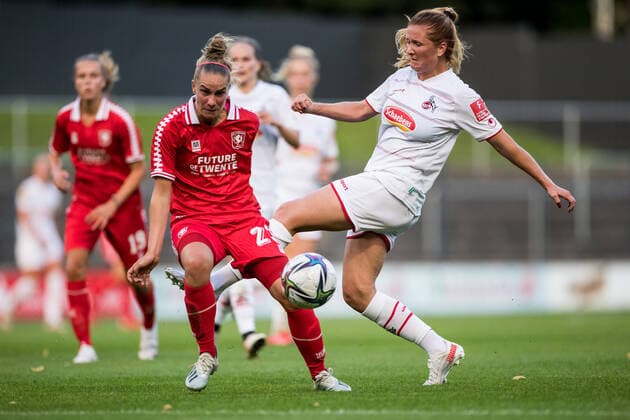 Testspiel, 1. FC Koeln Frauen - FC Twente Vrouwen; 13.08.2021 Lysanne Van der Wal ( 23, FC Twente Vrouwen), Rachel Rinast ( 31, 1. FC Koeln) Testspiel, 1. FC Koeln Frauen - FC Twente Vrouwen, Franz-Kremer-Stadion DFL REGULATIONS PROHIBIT ANY USE OF PHOTOGRAPHS AS IMAGE SEQUENCES AND OR QUASI-VIDEO. Copyright: xBEAUTIFULxSPORTS Wunderlx