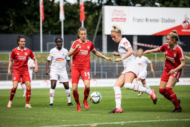 Testspiel, 1. FC Koeln Frauen - FC Twente Vrouwen; 13.08.2021 Kayleigh van Dooren ( 14, FC Twente Vrouwen), Sharon Beck ( 10, 1. FC Koeln) Testspiel, 1. FC Koeln Frauen - FC Twente Vrouwen, Franz-Kremer-Stadion DFL REGULATIONS PROHIBIT ANY USE OF PHOTOGRAPHS AS IMAGE SEQUENCES AND OR QUASI-VIDEO. Copyright: xBEAUTIFULxSPORTS Wunderlx