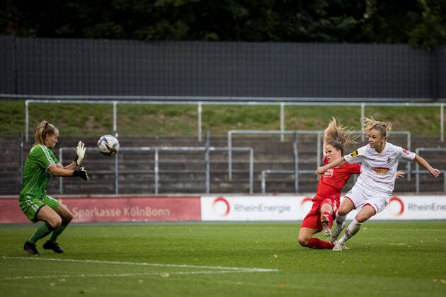 Testspiel, 1. FC Koeln Frauen - FC Twente Vrouwen; 13.08.2021 Marisa Olislagers ( 5, FC Twente Vrouwen), Weronika Zaistowska ( 24, 1. FC Koeln)) schiesst das 3:3 Testspiel, 1. FC Koeln Frauen - FC Twente Vrouwen, Franz-Kremer-Stadion DFL REGULATIONS PROHIBIT ANY USE OF PHOTOGRAPHS AS IMAGE SEQUENCES AND OR QUASI-VIDEO. Copyright: xBEAUTIFULxSPORTS Wunderlx