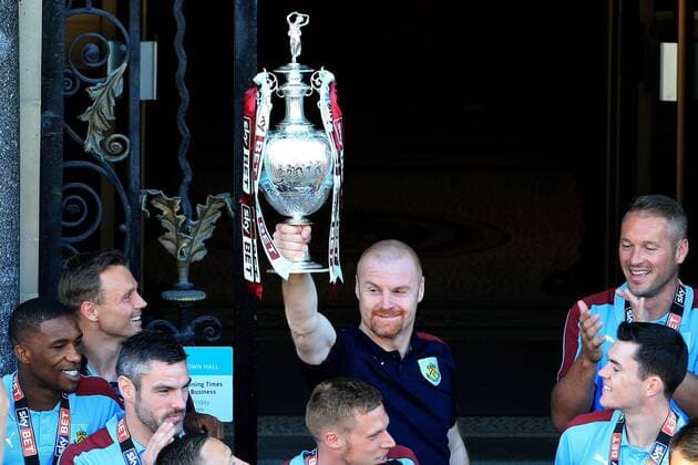 Fußball, Trainerhistorie FC Burnley von 1896 bis heute Mandatory Credit: Photo by Matt McNulty Jmp Shutterstock (5679104p) Burnley Manager Sean Dyche lifts the SkyBet Championship Trophy Burnley FC Championship Trophy Presentation, United Kingdom - 9 May 2016 EDITORIAL USE ONLY No use with unauthorised audio, video, data, fixture lists (outside the EU), club league logos or live services. Online in-match use limited to 45 images (+15 in extra time). No use to emulate moving images. No use in betting, games or single club league player publications services. Burnley FC Championship Trophy Presentation, United Kingdom - 9 May 2016 EDITORIAL USE ONLY No use with unauthorised audio, video, data, fixture lists (outside the EU), club league logos or live services. Online in-match use limited to 45 images (+15 in extra time). No use to emulate moving images. No use in betting, games or Copyright: xMattxMcNulty Jmp Shutterstockx 5679104p