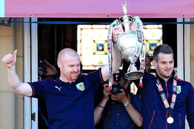 Fußball, Trainerhistorie FC Burnley von 1896 bis heute Mandatory Credit: Photo by Matt McNulty Jmp Shutterstock (5679104h) Burnley Manager Sean Dyche lifts the SkyBet Championship trophy with his Captain and Goalkeeper Tom Heaton Burnley FC Championship Trophy Presentation, United Kingdom - 9 May 2016 EDITORIAL USE ONLY No use with unauthorised audio, video, data, fixture lists (outside the EU), club league logos or live services. Online in-match use limited to 45 images (+15 in extra time). No use to emulate moving images. No use in betting, games or single club league player publications services. Burnley FC Championship Trophy Presentation, United Kingdom - 9 May 2016 EDITORIAL USE ONLY No use with unauthorised audio, video, data, fixture lists (outside the EU), club league logos or live services. Online in-match use limited to 45 images (+15 in extra time). No use to emulate moving images. No use in betting, games or Copyright: xMattxMcNulty Jmp Shutterstockx 5679104h
