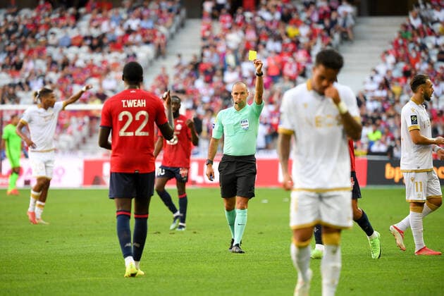 JEROME BRISARD (ARBITRE) - CARTON JAUNE FOOTBALL : Lille vs Nice - Ligue 1 Uber Eats - 14 08 2021 FEP Panoramic 