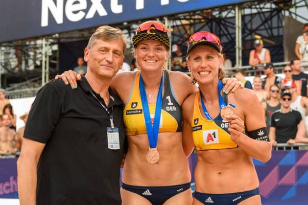 Beach volleyball, Beachvolleyball EM 2021, Wien, 14.08.2021 Rene Hecht (DVV-Praesident), Julia Sude (GER), Karla Borger (GER); Beach Volleyball EM 2021 am 14.08.2021, Wien. Copyright: xBEAUTIFULxSPORTS PeterxWeberx