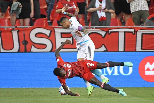 TORONTO, ON - AUGUST 14: Toronto FC Midfielder Richie Laryea (22) is fouled by New England Revolution Forward Gustavo Bou (7) during the MLS, Fussball Herren, USA game between New England Revolution and Toronto FC on August 14, 2021 at BMO Field in Toronto, ON. (Photo by Gerry Angus Icon Sportswire) SOCCER: AUG 14 MLS - New England Revolution at Toronto FC Icon21081405