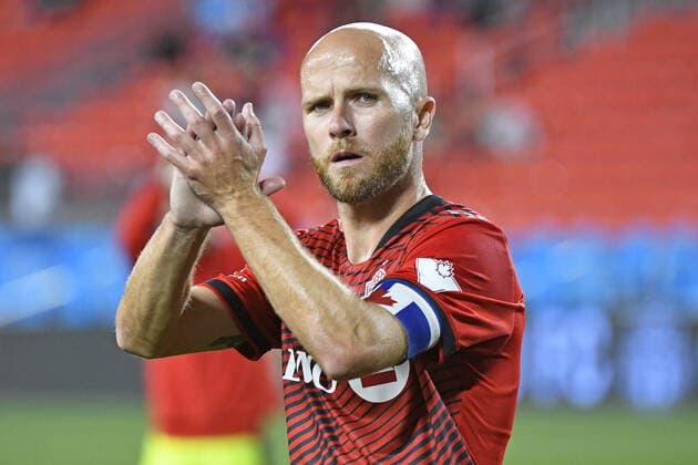 TORONTO, ON - AUGUST 14: Toronto FC Midfielder Michael Bradley (4) acknowledges the home fans after the MLS, Fussball Herren, USA game between New England Revolution and Toronto FC on August 14, 2021 at BMO Field in Toronto, ON. (Photo by Gerry Angus Icon Sportswire) SOCCER: AUG 14 MLS - New England Revolution at Toronto FC Icon21081417