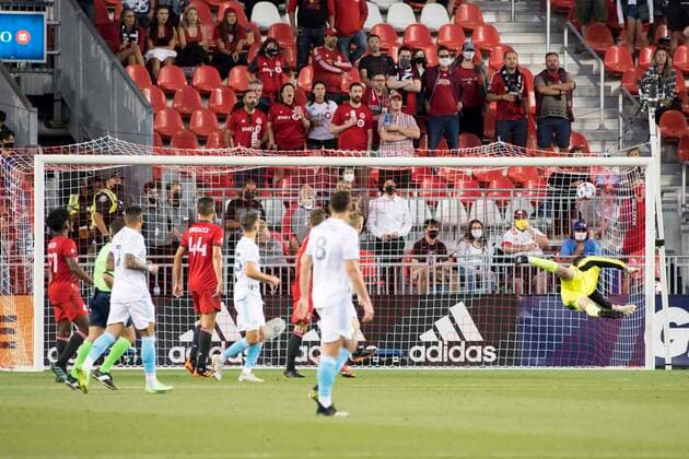 August 14, 2021, Toronto, Ontario, Canada: Alex Bono (25) fails to stop Tajon Buchanan (17) shot on goal during the MLS, Fussball Herren, USA game between between Toronto FC and New England Revolution The game ended 1-2 Toronto Canada - ZUMAm154 20210814_zap_m154_024 Copyright: xAngelxMarchinix
