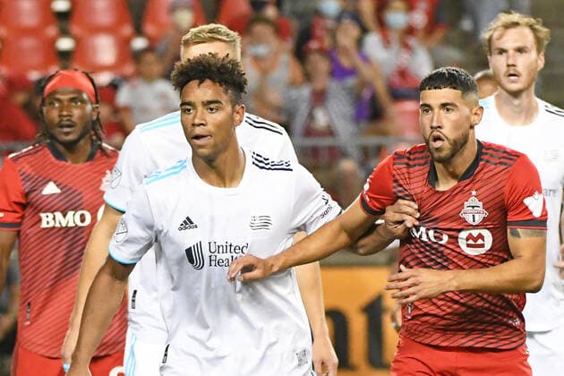 TORONTO, ON - AUGUST 14: New England Revolution Defender Brandon Bye (15) and Toronto FC Midfielder Jonathan Osorio (21) fight for position for a corner kick during the MLS, Fussball Herren, USA game between New England Revolution and Toronto FC on August 14, 2021 at BMO Field in Toronto, ON. (Photo by Gerry Angus Icon Sportswire) SOCCER: AUG 14 MLS - New England Revolution at Toronto FC Icon21081421