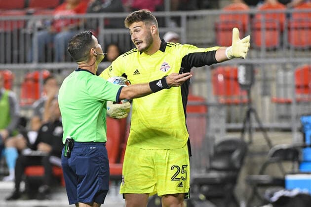 TORONTO, ON - AUGUST 14: Toronto FC Goalkeeper Alex Bono (25) argues a call with the referee during the MLS, Fussball Herren, USA game between New England Revolution and Toronto FC on August 14, 2021 at BMO Field in Toronto, ON. (Photo by Gerry Angus Icon Sportswire) SOCCER: AUG 14 MLS - New England Revolution at Toronto FC Icon21081424