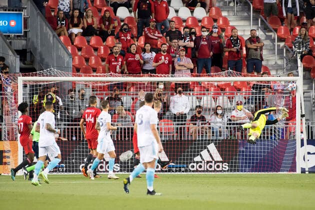 August 14, 2021, Toronto, Ontario, Canada: Alex Bono (25) and Tajon Buchanan (17) in action during the MLS, Fussball Herren, USA game between between Toronto FC and New England Revolution at BMO field. Toronto Canada - ZUMAs197 20210814_zaa_s197_339 Copyright: xAngelxMarchinix