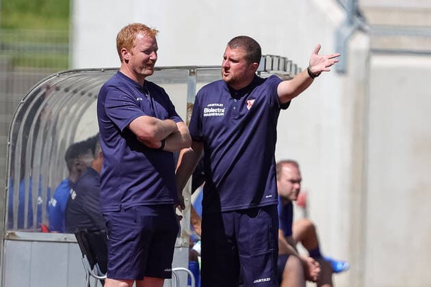 Oberhausen, Deutschland 14.08.2021,Sportlicher Leiter Patrick Schneider (KFC Uerdingen) spricht mit Trainer Dmitri Voronov (KFC Uerdingen) , bei dem Spiel der Regionalliga West zwischen Rot-Weiß Oberhausen und KFC Uerdingen im Stadion Niederrhein am 14. August 2021 in Oberhausen. ( Oberhausen Stadion Niederrhein Nordrhein-Westfalen Deutschland Copyright: xStefanxBrauerx