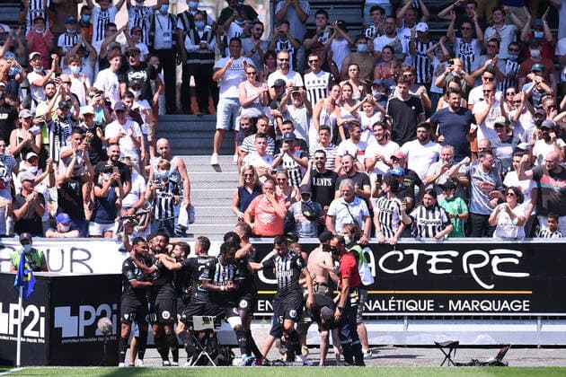 JOIE - FAIR PLAY - EQUIPE DE FOOTBALL D ANGERS SCO - SUPPORTERS FOOTBALL : Angers vs Lyon - Ligue 1 Uber Eats - 15 08 2021 FEP Panoramic 