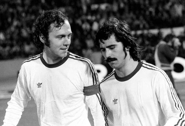 Fussball -Legende Gerd MUELLER im Alter von 75 Jahren gestorben. Archivfoto; Franz BECKENBAUER (links), Fussballspieler, FC Bayern Muenchen, geht neben Gerd MUELLER ueber den Platz, in dem Europapokal-Endspiel Bayern Muenchen - Atletico Madrid 1:1, 15.05.1974. *** Soccer legend Gerd MUELLER died at the age of 75 Archive photo Franz BECKENBAUER left , Soccer player, FC Bayern Muenchen, walks next to Gerd MUELLER across the field, in the European Cup final Bayern Muenchen Atletico Madrid 1 1, 15 05 1974