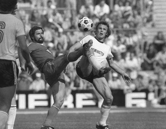 Fussball -Legende Gerd MUELLER im Alter von 75 Jahren gestorben. Archivfoto; Karl-Heinz Charly KOERBEL(r.), Deutschland, Fussball, Eintracht Frankfurt, im Zweikampf mit Gerd MUELLER, Deutschland, FC Bayern Muenchen; Fussball Bundesliga FC Bayern Muenchen - Eintracht Frankfurt 1:1, am 29.05.1976;