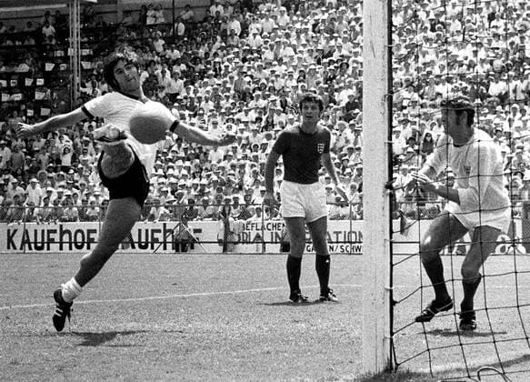 ARCHIVBILD Fussball, WM 1970 14.06.1970 Deutschland vs England 3:2 Gerd MUELLER (li, Deutschland) erziehlt das Tor zum 3:2. FOTO: WEREK Pressebildagentur xxNOxMODELxRELEASExx *** ARCHIVBILD Football, World Cup 1970 14 06 1970 Germany vs England 3 2 Gerd MUELLER left, Germany scores the goal to make it 3 2 PHOTO WEREK Press Picture Agency xxNOxMODELxRELEASExx