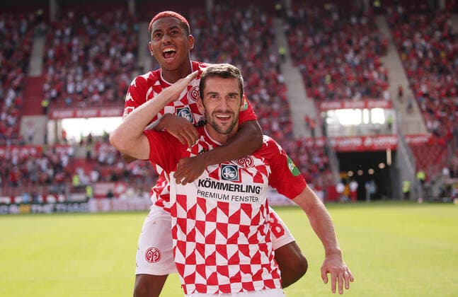 Bilder des Jahres 2021, Sport 08. August Sport Themen der Woche KW32 Sport Bilder des Tages Stefan Bell (16, Mainz 05) bejubelt seien Treffer, der nicht zählt, Fußball, 1. Bundesliga, 1. Spieltag, 1. FSV Mainz 05 - RB Leipzig, 15.08.2021, Mewa Arena, Mainz, Deutschland, zmdz, ** DFB & DFL regulations prohibit any use of photographs as image sequences and or quasi-video. ** 1. FSV Mainz 05 - RB Leipzig *** Stefan Bell 16, Mainz 05 celebrate their goal that doesnt count, Football, 1 Bundesliga, 1 Matchday, 1 FSV Mainz 05 RB Leipzig, 15 08 2021, Mewa Arena, Mainz, Germany, zmdz, DFB DFL regulations prohibit any use of photographs as image sequences and or quasi video 1 FSV Mainz 05 RB Leipzig