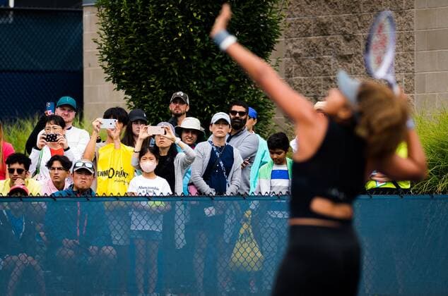 Mandatory Credit: Photo by Rob Prange Shutterstock (12293268a) Naomi Osaka Fans during practice ahead of the 2021 Western & Southern Open WTA, Tennis Damen 1000 tennis tournament 2021 Western & Southern Open Day 2 - 15 Aug 2021 2021 Western & Southern Open Day 2 - 15 Aug 2021  Copyright: xRobxPrange Shutterstockx 12293268a