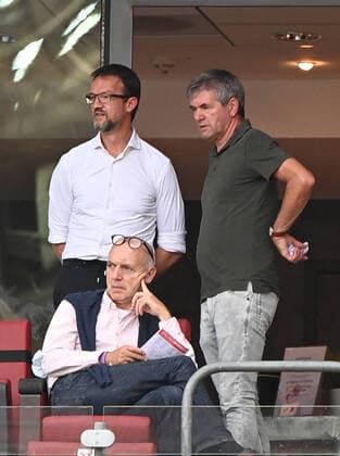 Fussball, Herren, Saison 2021 2022, 1. Bundesliga (1. Spieltag), 1. FC Köln - Hertha BSC, v. l. Geschäftsführer Fredi Bobic (Hertha BSC), Friedhelm Funkel auf der Tribüne, 15.08. 2021, *** Football, Men, 2021 2022 season, 1 Bundesliga 1 matchday , 1 FC Köln Hertha BSC, f l Managing Director Sport Fredi Bobic Hertha BSC , Friedhelm Funkel in the stands, 15 08 2021, Copyright: xMatthiasxKochx