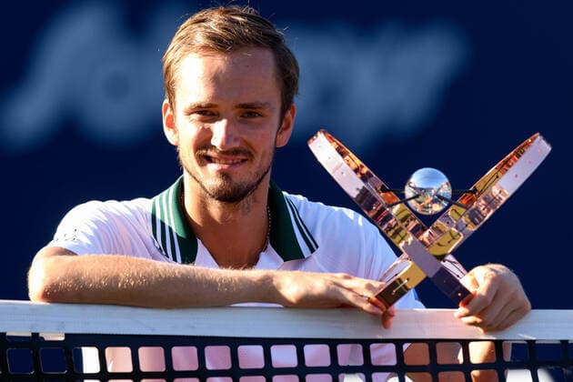 Bilder des Jahres 2021, Sport 08. August Sport Themen der Woche KW32 Sport Bilder des Tages TORONTO, ON - AUGUST 15: Daniil Medvedev (RUS) poses with the championship trophy after winning the National Bank Open tennis tournament Final on August 15, 2021, at Aviva Centre in Toronto, ON, Canada. (Photo by Julian Avram Icon Sportswire) TENNIS: AUG 15 National Bank Open Icon2108150200