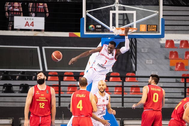 Sport Bilder des Tages 16.08.2021, Skoplje, Jane Sandanski Arena, World Cup European Pre-Qualifiers: Switzerland - North Macedonia, Michel-Ofik Nzege (Switzerland) dunks Skoplje Skoplje Nordmazedonien Copyright: xJustPictures.ch NikolaxKrsticx
