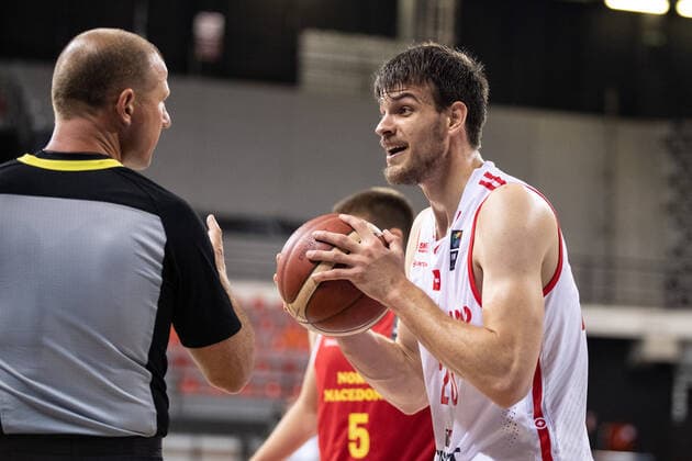 16.08.2021, Skoplje, Jane Sandanski Arena, World Cup European Pre-Qualifiers: Switzerland - North Macedonia, Arnaud Cotture (Switzerland) discusses with referee Skoplje Skoplje Nordmazedonien Copyright: xJustPictures.ch NikolaxKrsticx