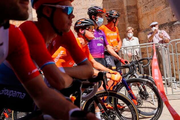 Cyclists wait for the start of the 4th stage of the Spanish Cycling Vuelta in Burgo de Osma, Spain, 17 August 2021. The 4th stage is a 163.9 km-long cycling race from Burgo de Osma to Molina de Aragon. 4th stage of the Spanish Cycling Vuelta !ACHTUNG: NUR REDAKTIONELLE NUTZUNG!  Copyright: xManuelxBruquex GRAF4218 20210817-1a19579fffd48373674436e2d85f5f124b357c3d