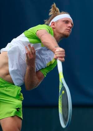 Spanish tennis player Alejandro Davidovich Fokina returns a ball to Pole Hubert Hurkacz during the first round of the Western and Southern Open at the Linder Tennis Center in Mason, Ohio, USA, 17 August 2021. Western and Southern Open: Masters de Cincinnati !ACHTUNG: NUR REDAKTIONELLE NUTZUNG!  Copyright: xMARKxLYONSx AME9181 20210817-51e4def7960116b4d75fd5305dd6ae30fc8f97a2