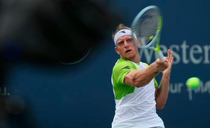 Spanish tennis player Alejandro Davidovich Fokina returns a ball to Pole Hubert Hurkacz during the first round of the Western and Southern Open at the Linder Tennis Center in Mason, Ohio, USA, 17 August 2021. Western and Southern Open: Masters de Cincinnati !ACHTUNG: NUR REDAKTIONELLE NUTZUNG!  Copyright: xMARKxLYONSx AME9184 20210817-e5213b24f76b46a675e9a4692923a8597356b95a