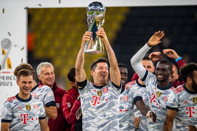 Sport Bilder des Tages Fußball: Super-Cup, Saison 2021 2022, Borussia Dortmund - FC Bayern München am 17.08.2021 im Signal-Iduna-Park in Dortmund. YY Münchens Robert Lewandowski stemmt die Trophäe in die Höhe. DFL und DFB REGULATIONS PROHIBIT ANY USE OF PHOTOGRAPHS AS IMAGE SEQUENCES AND OR QUASI-VIDEO. Copyright: xChristopherxNeundorfx