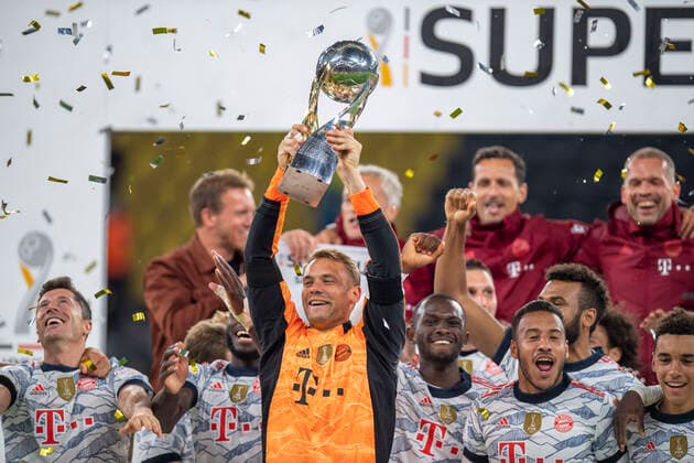 Fußball: Super-Cup, Saison 2021 2022, Borussia Dortmund - FC Bayern München am 17.08.2021 im Signal-Iduna-Park in Dortmund. YY Münchens Torwart Manuel Neuer stemmt die Trophäe in die Höhe. DFL und DFB REGULATIONS PROHIBIT ANY USE OF PHOTOGRAPHS AS IMAGE SEQUENCES AND OR QUASI-VIDEO. Copyright: xChristopherxNeundorfx