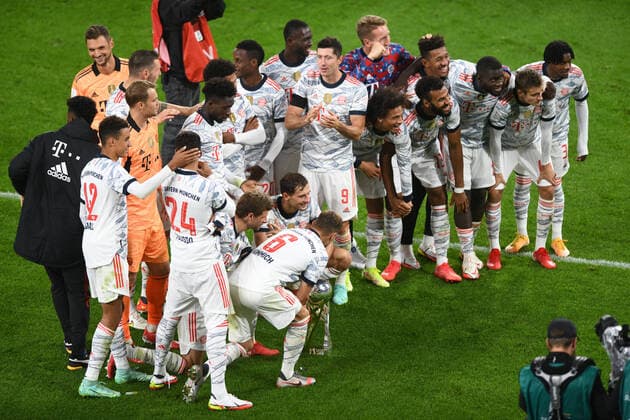 Supercup: Borussia Dortmund - FC Bayern München 17.08.2021. Gruppenfoto der Bayern mit Pokal vor dem Fanblock. DFL REGULATIONS PROHIBIT ANY USE OF PHOTOGRAPHS AS IMAGE SEQUENCES AND OR QUASI-VIDEO. Editorial use only ! Nur für journalistische Zwecke !