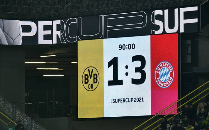 Fussball, Bundesliga, Deutschland, Herren, Saison 2021 2022, Supercup, Signal Iduna Park Dortmund: Bor. Dortmund, BVB (gelb) - FC Bayern München, FCB (weiss) 1:3; Endergebnis auf der Anzeigetafel. DFB DFL REGULATIONS PROHIBIT ANY USE OF PHOTOGRAPHS AS IMAGE SEQUENCES AND OR QUASI-VIDEO