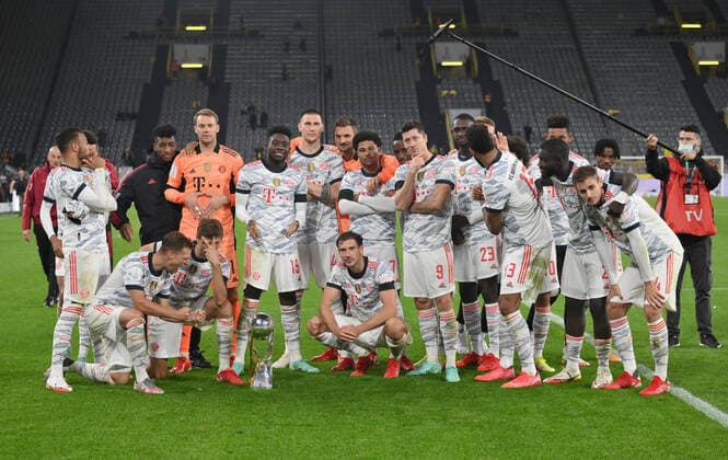 Cupgewinner FC Bayern München präsentiert den Super Cup 17.08.2021, Fussball GER, Saison 2021 2022, 1. Bundesliga, Supercup 2021, Finale, Borussia Dortmund - FC Bayern München, Foto: Maik Hölter TEAM2sportphoto