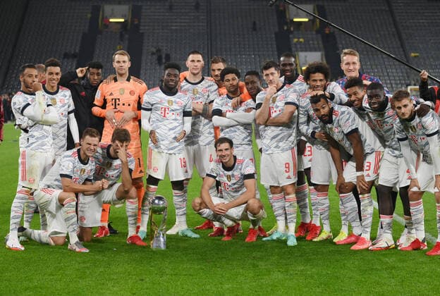 Sport Bilder des Tages Cupgewinner FC Bayern München präsentiert den Super Cup 17.08.2021, Fussball GER, Saison 2021 2022, 1. Bundesliga, Supercup 2021, Finale, Borussia Dortmund - FC Bayern München, Foto: Maik Hölter TEAM2sportphoto