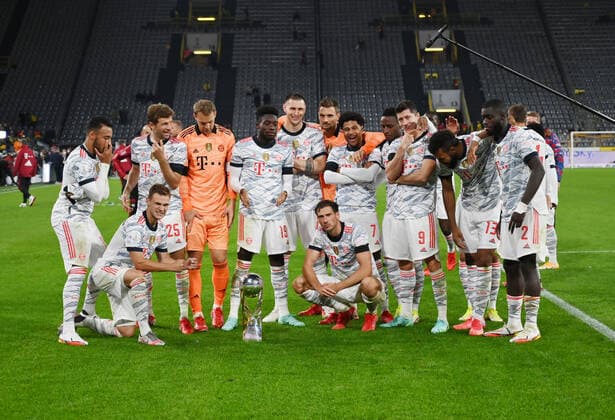 Cupgewinner FC Bayern München präsentiert den Super Cup 17.08.2021, Fussball GER, Saison 2021 2022, 1. Bundesliga, Supercup 2021, Finale, Borussia Dortmund - FC Bayern München, Foto: Maik Hölter TEAM2sportphoto