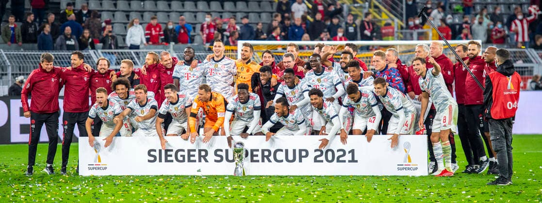 Fußball: Super-Cup, Saison 2021 2022, Borussia Dortmund - FC Bayern München am 17.08.2021 im Signal-Iduna-Park in Dortmund. YY Die Münchener Spieler jubeln mit dem Supercup. DFL und DFB REGULATIONS PROHIBIT ANY USE OF PHOTOGRAPHS AS IMAGE SEQUENCES AND OR QUASI-VIDEO. Copyright: xChristopherxNeundorfx