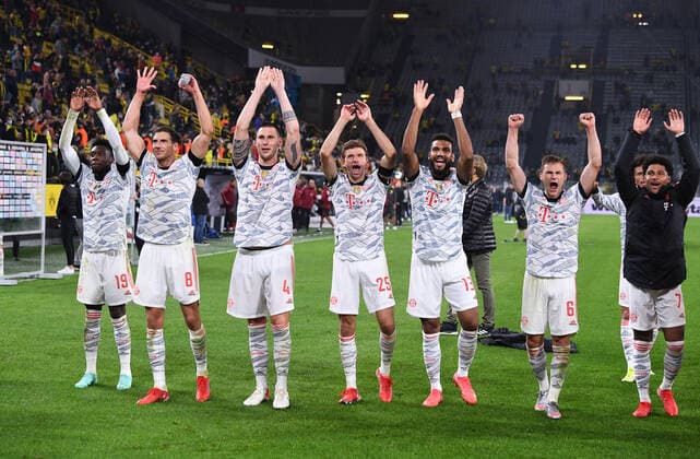 Fussball Supercup Saison 2021 2022 Borussia Dortmund - FC Bayern Muenchen 17.08.2021 Jubel nach dem Abpfiff: Alphonso Davies, Leon Goretzka, Niklas Suele, Thomas Mueller, Eric Maxim Choupo-Moting, Joshua Kimmich und Serge Gnabry (v.l., alle FC Bayern Muenchen)