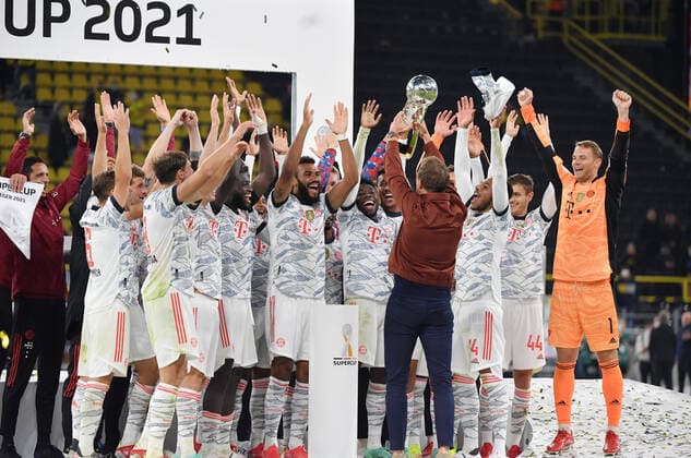 Cupgewinner - Trainer Julian Nagelsmann (FC Bayern Muenchen) präsentiert seinen Spielern den Super Cup 17.08.2021, Fussball GER, Saison 2021 2022, 1. Bundesliga, Supercup 2021, Finale, Borussia Dortmund - FC Bayern München, Foto: Maik Hölter TEAM2sportphoto
