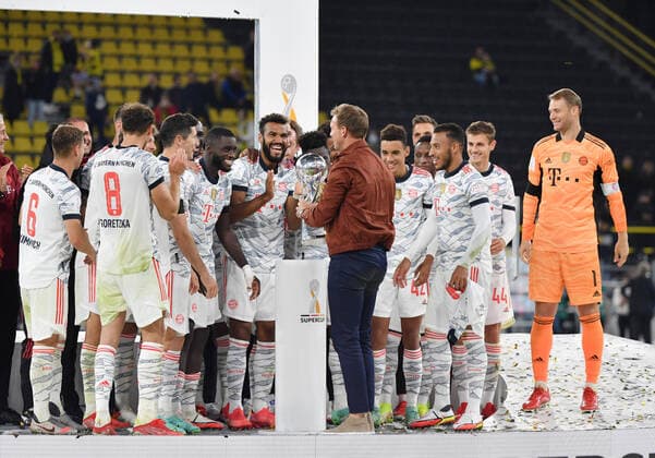 Cupgewinner - Trainer Julian Nagelsmann (FC Bayern Muenchen) präsentiert seinen Spielern den Super Cup 17.08.2021, Fussball GER, Saison 2021 2022, 1. Bundesliga, Supercup 2021, Finale, Borussia Dortmund - FC Bayern München, Foto: Maik Hölter TEAM2sportphoto