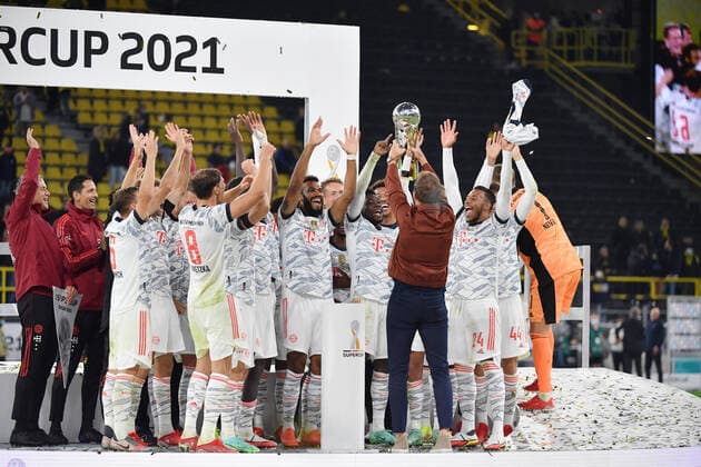 Cupgewinner - Trainer Julian Nagelsmann (FC Bayern Muenchen) präsentiert seinen Spielern den Super Cup 17.08.2021, Fussball GER, Saison 2021 2022, 1. Bundesliga, Supercup 2021, Finale, Borussia Dortmund - FC Bayern München, Foto: Maik Hölter TEAM2sportphoto