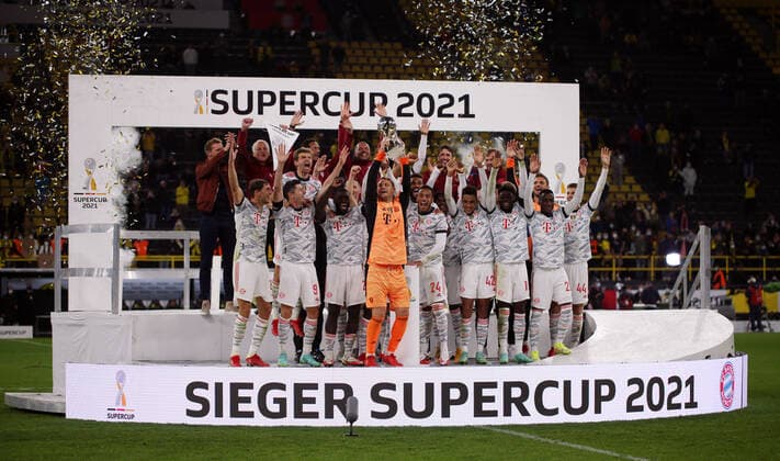 17.08.2021, Fussball DFL Supercup 2021, Borussia Dortmund - FC Bayern München, im Signal Iduna Park Dortmund. Der FC Bayern München ist nach dem 3:1 Sieg der Supercup-Sieger 2021. Siegerehrung nach dem Spiel. Torwart Manuel Neuer (mitte,FC Bayern München) streckt den Pokal in die Höhe
