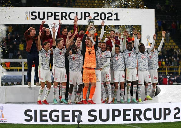 17.08.2021, Fussball DFL Supercup 2021, Borussia Dortmund - FC Bayern München, im Signal Iduna Park Dortmund. Der FC Bayern München ist nach dem 3:1 Sieg der Supercup-Sieger 2021. Siegerehrung nach dem Spiel. Torwart Manuel Neuer (mitte,FC Bayern München) streckt den Pokal in die Höhe