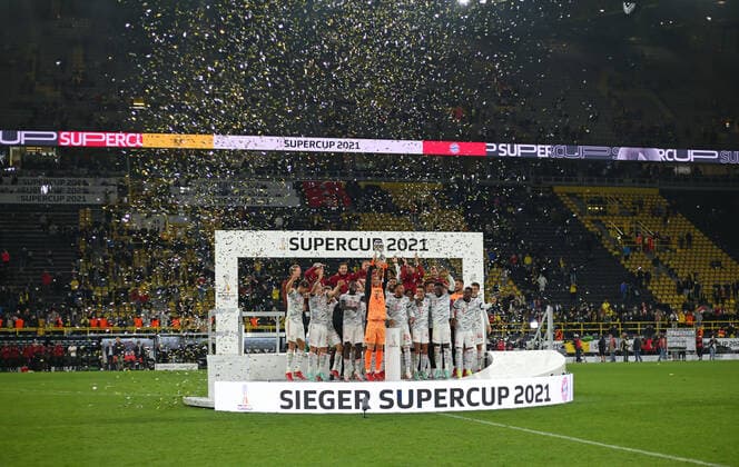 17.08.2021, Fussball DFL Supercup 2021, Borussia Dortmund - FC Bayern München, im Signal Iduna Park Dortmund. Der FC Bayern München ist nach dem 3:1 Sieg der Supercup-Sieger 2021. Siegerehrung nach dem Spiel. Torwart Manuel Neuer (mitte,FC Bayern München) streckt den Pokal in die Höhe