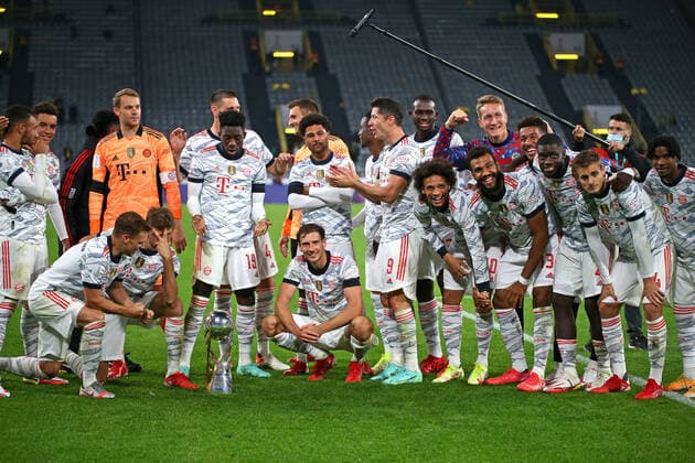 17.08.2021, Fussball DFL Supercup 2021, Borussia Dortmund - FC Bayern München, im Signal Iduna Park Dortmund. Der FC Bayern München ist nach dem 3:1 Sieg der Supercup-Sieger 2021. Siegerehrung nach dem Spiel. mitte: Leon Goretzka (FC Bayern München)