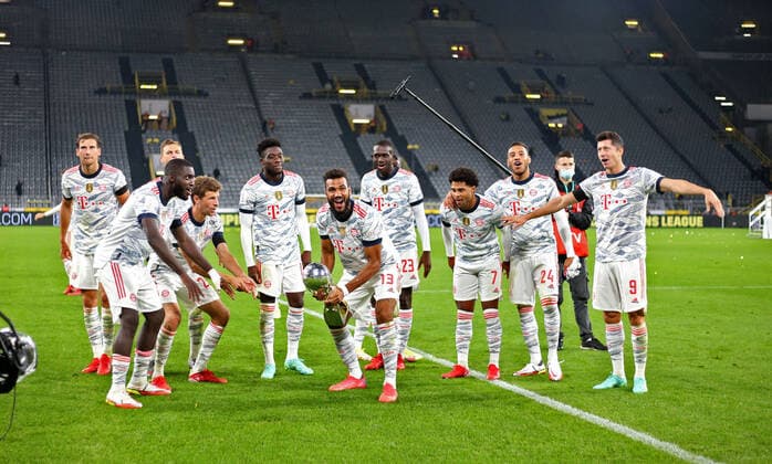 17.08.2021, Fussball DFL Supercup 2021, Borussia Dortmund - FC Bayern München, im Signal Iduna Park Dortmund. Der FC Bayern München ist nach dem 3:1 Sieg der Supercup-Sieger 2021. Siegerehrung nach dem Spiel. mitte: Eric Maxim Choupo-Moting (FC Bayern München)
