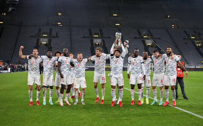 17.08.2021, Fussball DFL Supercup 2021, Borussia Dortmund - FC Bayern München, im Signal Iduna Park Dortmund. Der FC Bayern München ist nach dem 3:1 Sieg der Supercup-Sieger 2021. Siegerehrung nach dem Spiel. mitte: Serge Gnabry (FC Bayern München) mit Pokal.
